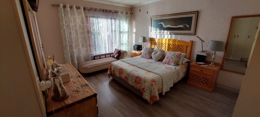 5 Bedroom Property for Sale in Wavecrest Eastern Cape